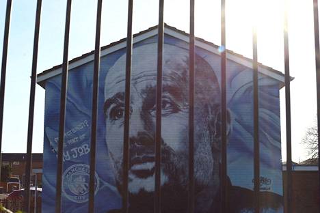 Manchester Cityn päävalmentajasta Pep Guardiolasta on stadionin lähellä muraali, jonka avulla kerätään rahaa hyväntekeväisyyteen.