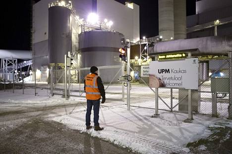 Lakkovahti UPM:n Kaukaan tehtaanportilla Lappeenrannassa tammikuussa 2020.
