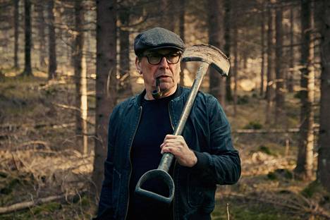 Veijo Haukka (Matti Onnismaa) on Armomurhaaja-elokuvan arvoituksellinen kivikasvo.