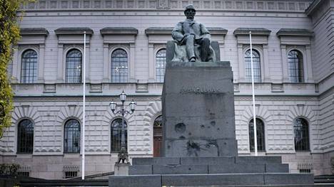 Alkuvuonna suomalaiset kotitaloudet siirsivät säästöjään määräaikaistalletuksiin ja korkorahastoihin. Maaliskuussa osakkeisiinkin siirtyi 500 miljoonaa euroa. Kuvassa J. V. Snellmanin patsas Suomen Pankin edustalla.