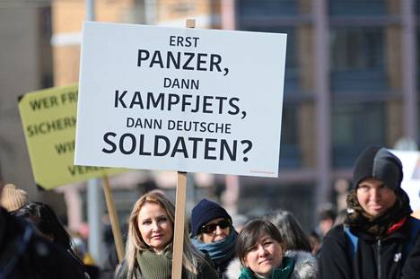 ”Ensin panssarivaunut, sitten hävittäjät, sitten saksalaiset sotilaat”, luki mielenosoittajan kyltissä sotaa vastustavassa mielenosoituksessa Freiburgissa, Saksassa.