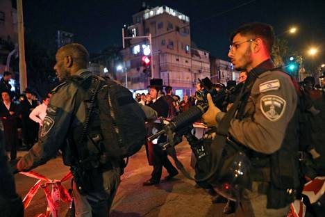 Israelin turvallisuusjoukkoja Bnei Brakin kaupungissa, jossa ihmisiä ammuttiin kahdessa eri paikassa.