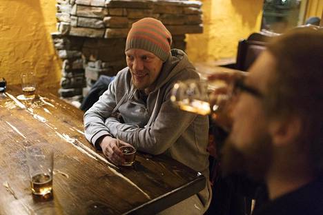 Joonas Halonen (vas.) ja Juhana Halonen olivat töiden jälkeen oluella Vaasankadulla ravintola Iltakoulussa. ”Itse ainakin koen, että yksi olut töiden jälkeen rentouttaa”, Joonas Halonen sanoo.