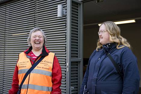 Kaija Erkkilä (left) is Heli Nikula's neighbor and an avid garbage collector.  He is annoyed by the occasional uncleanness of the waste room and the sorting skills of the people.
