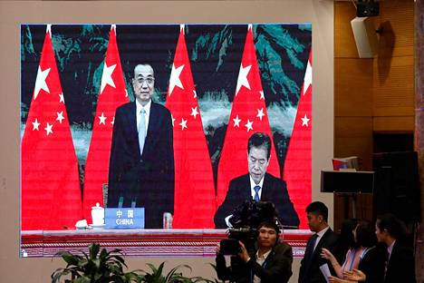 Kiinan kauppaministeri Zhong Shan (oik) allekirjoitti RCEP-vapaakauppa-aluesopimuksen marraskuun puolivälissä. Kuvassa myös pääministeri Li Keqiang.