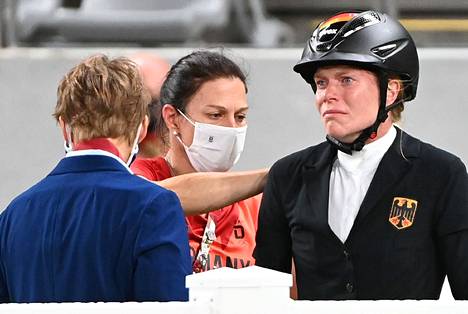 Saksalaisurheilija Annika Schleu (oik.) ja valmentaja Kim Raisner (kesk.) joutuivat Tokiossa maailmanlaajuisen hevosenrääkkäyskohun keskelle.