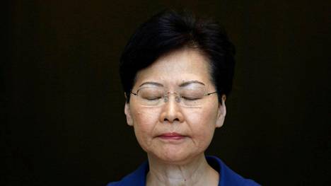 ”Hongkong on matkalla kohti rotkoa”, johtaja Carrie Lam totesi kyynel­silmin
