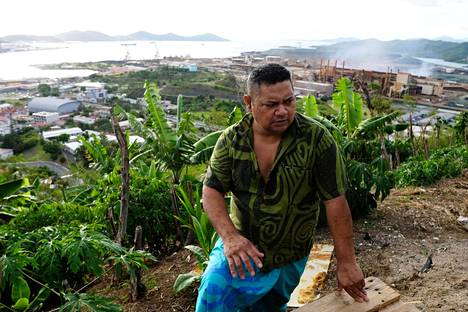 Uusikaledonialainen Lolesio Pagatele 23. marraskuuta kasvimaallaan, jonka kertoo tuovan säästöjä ruokakuluissa. Saarialueen tuloerot ovat mittavia. Väestön eriarvoisuus on näkynyt myös itsenäistymisäänestyksissä. 