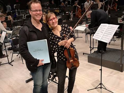 Helsingin kaupunginorkesterin tilaaman viulukonserton Veli Kujala on omistanut viulisti Eriikka Maalismaalle. Kuva harjoituksista.