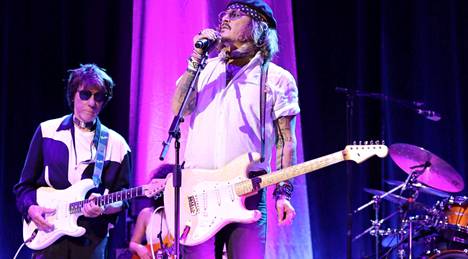 Jeff Beck (vas.) ja Johnny Depp esiintyivät Sheffieldissä toukokuun lopussa.