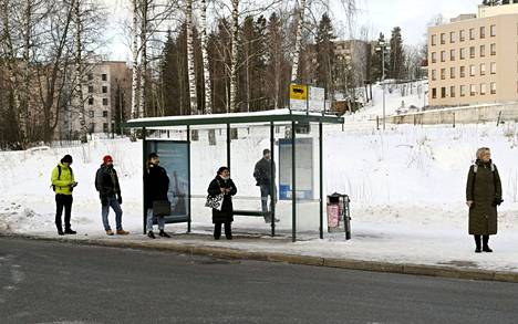 Työmatkalaiset odottivat keskiviikkoaamuna Helsingin Viikissä bussia, joka jäi tulematta.