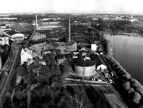 Vuoteen 1965 saakka Helsingin Töölönlahden rannalla sijainnut sokeritehdas laski jätevetensä sellaisinaan merenlahteen, joka rehevöityi pahoin. Kuva vuodelta 1962. 