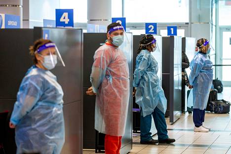 Terveydenhoidon työntekijät valmistautuivat tekemään matkustajille koronatestejä Toronton lentokentällä viime viikolla.