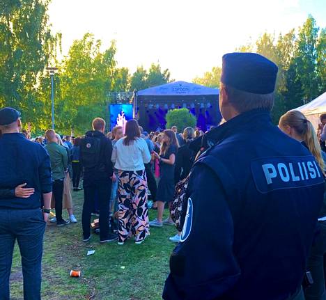 Poliisi jakoi Twitterissä kuvan Espoon viinijuhlilta perjantai-iltana.