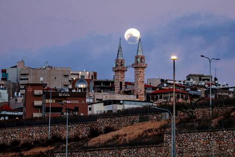 Kuu loistaa Nasaretin kaupungin yllä Israelissa. 