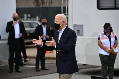 Yhdysvaltain presidentti Joe Biden vieraili NRG Stadionin rokotuspaikassa Houstonissa Teksasissa perjantaina.
