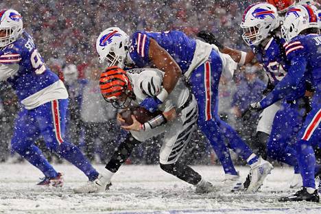 Cincinnati Bengals ja Buffalo Bills ottivat yhteen sankassa lumisateessa 