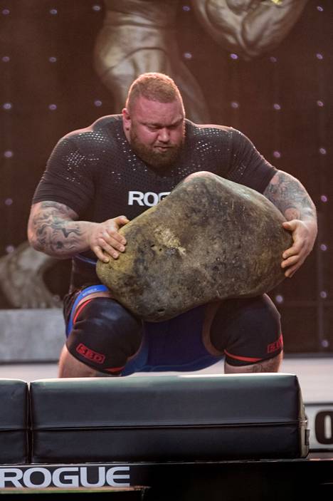 Hafþór Björnsson nosti 185 kiloista kiveä Arnold Pro Strongman -kilpailussa maaliskuussa 2019. 