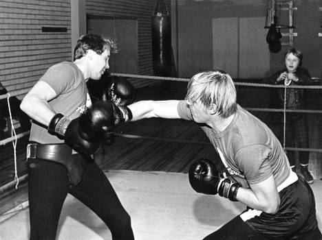 Vesa-Matti Loiri (oik.) harjoitteli vuonna 1969 Pertti Purhosen kanssa nyrkkeilyä.