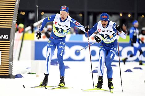 Iivo Niskanen (vas.) lähetti perjantain MM-viestissä Perttu Hyvärisen kolmannelle osuudelle. Suomi sai viestissä hopeaa.