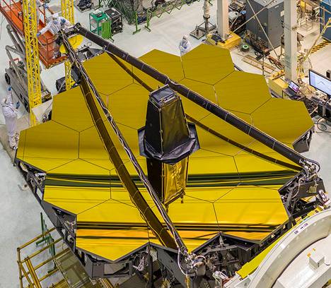Webbin pääpeili on päällystetty kullalla. Tässä Webbiä pakataan Ariane 5  -kantorakettiin Maan päällä. 