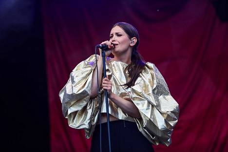 Kemopetrol esiintyi kesällä useilla eri festivaaleilla. Kuvassa yhtyeen laulaja Laura Närhi Kesärauha-festivaaleilla Turussa 6. elokuuta 2021.