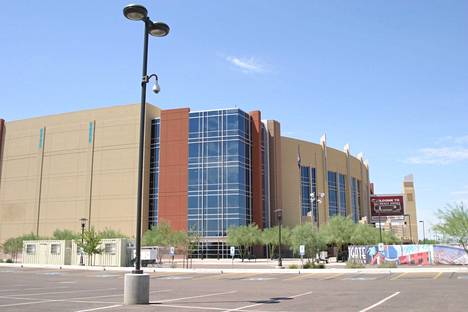 Arizona Coyotes on pelannut Glendalessa vuodesta 2003 alkaen, ensin Phoenix Coyotesin nimellä ja vuodesta 2014 lähtien nykyisellä nimellään. Seuran tulevaisuus on hämärän peitossa, sillä Coyotes joutuu tämän kauden jälkeen ulos kotihallistaan.