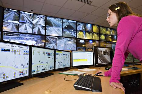 Uudellamaalla kesänopeusrajoitukset vaihdettiin torstaina. Liikennepäivystäjä Petra Latvasalo käyttää vaihtuvia liikenteenohjauslaitteita Pääkaupunkiseudun liikenteenhallintakeskuksessa.