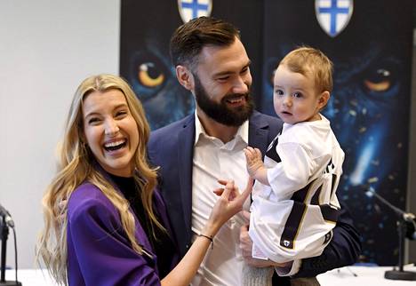 Tim Sparv, hänen puolisonsa Jitka Nováčková ja tyttärensä Leah Helsingissä 20. joulukuuta Palloliiton tiedotustilaisuudessa, jossa Sparv kertoi lopettavansa pelaajauransa.