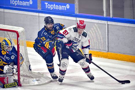 Juha Jääskän (oik.) HIFK ryösti avausottelussa kotiedun Shaun Heshkan Lukolta.