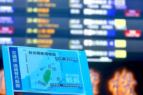 Taoyuanin lentokentällä Taiwanissa tiedotettiin torstaina Kiinan sotaharjoituksista.