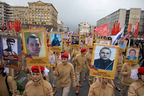 Toukokuisessa voiton päivän paraatissa Moskovassa Junarmija-nuorisojärjestön edustajat kantoivat kuvia Donbasissa kaatuneista sotilaista.