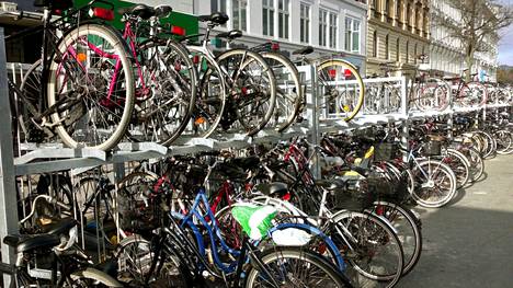 Kööpenhaminassa polkupyörän voi pysäköidä kaksikerroksiseen telineeseen.