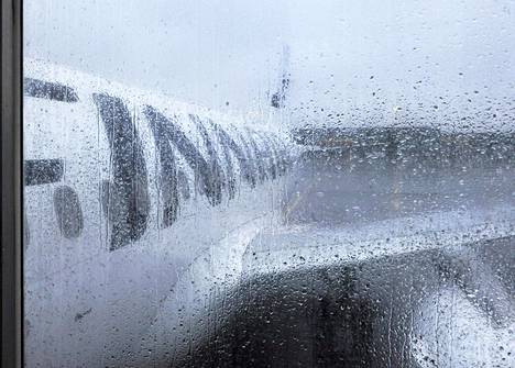 Finnairin Airbus A319 -lentokone Helsinki-Vantaan lentokentällä helmikuun lopulla.