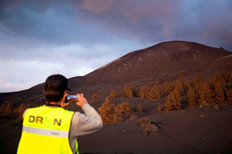 Lennokkia ohjannut kuvaaja Cumbre Vieja -tulivuoren juurella 17. joulukuuta 2021.