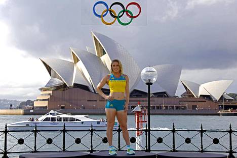 Sally Pearson ehti poseeraamaan Australian edustusasussa Sydneyn kuuluisan oopperatalon edustalla.
