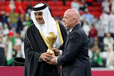 Fifan puheenjohtaja Gianni Infantino (oik.) and Qatarin emiiri Tamim bin Hamad al-Thani jakoivat Fifan Arab Cupin voittopokaalin joulukuussa.