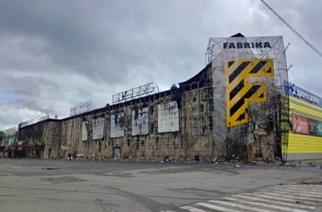 Ostoskeskus Fabrika on vaurioitunut pahoin Venäläisten hyökkäyksessä Hersonin kaupunkiin Etelä-Ukrainassa. Kuvakaappaus Tiktok-kuvakoosteesta.