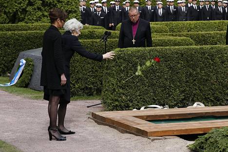 Tellervo Koivisto pudotti ruusun aviomiehensä Mauno Koiviston hautaan lasketulle arkulle.