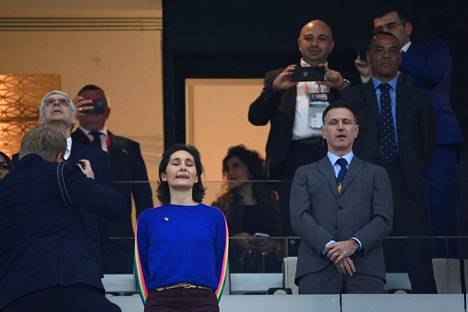 Ranskan urheiluministeri Amélie Oudéa-Castéra pukeutui Ranskan ja Englannin väliseen puolivälieräotteluun siniseen sateenkaarihihoin koristelluun paitaan. Kuvassa Oudéa-Castéra laulaa kansallislaulua ennen ottelun alkua.
