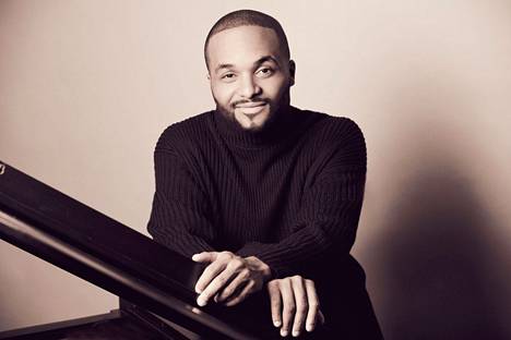 New York pianist Sullivan Fortner plays a solo concert in Espoo's Louhisal. 