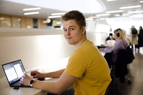 Taloustieteen opiskelija Leo Turpeinen, 20, kertoi istuvansa todella paljon opiskelujen vuoksi mutta harrastavansa myös kuusi kertaa viikossa urheilua. 