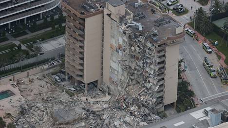 Yhdysvallat | Puolet 12-kerroksisesta asuin­rakennuksesta romahti Floridassa – Kymmeniä kateissa, video näyttää tuhon
