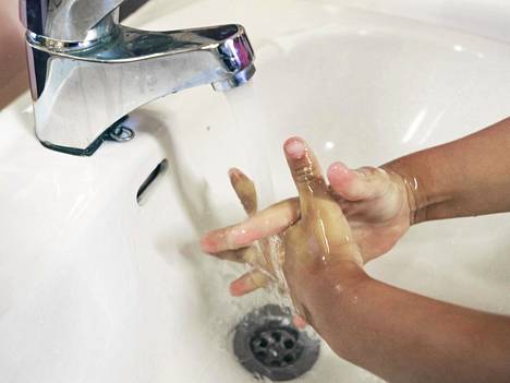 THL:n ohjeen mukaan käsienpesun tulee kestää ainakin 20 sekuntia. Lyhyemmässä ajassa tuskin ehtii puhdistaa kaikkia kohtia eli kämmeniä, kämmenselkiä, peukaloita, sormien välejä ja sormenpäitä.