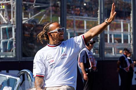 Lewis Hamilton tunnetaan huikeiden ajotaitojen lisäksi myös koruistaan ja tatuoinneistaan. 