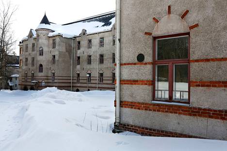 Maaliskuussa 2013 Röykän sairaala rapistui tyhjillään.