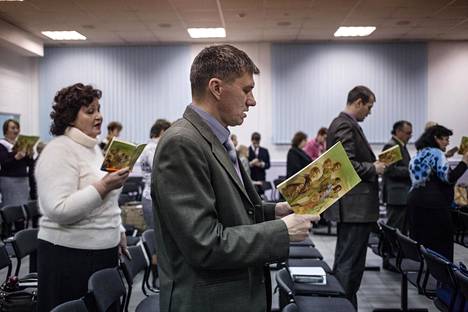 Venäjän korkein oikeus kielsi viime huhtikuussa Jehovan todistajien liikkeen. Kuvassa Jehovan todistajat lauloivat kokouksessaan Donin Rostovissa marraskuussa 2015.