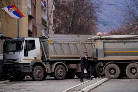 Mies ylitti kadun lähellä tiesulkua Mitrovican kaupungin pohjoisosassa Kosovossa keskiviikkona.