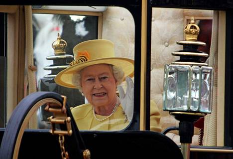 Kuningatar vilkutti keltaisessa asussa Buckinghamin Palatsin edustalla vuonna 2011. 