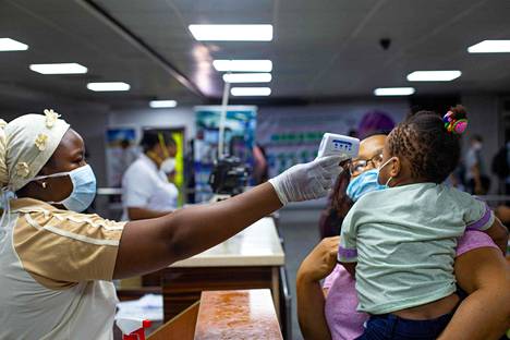Äidin ja lapsen kuume mitattiin Murtalan lentokentällä maanantaina Lagosissa.